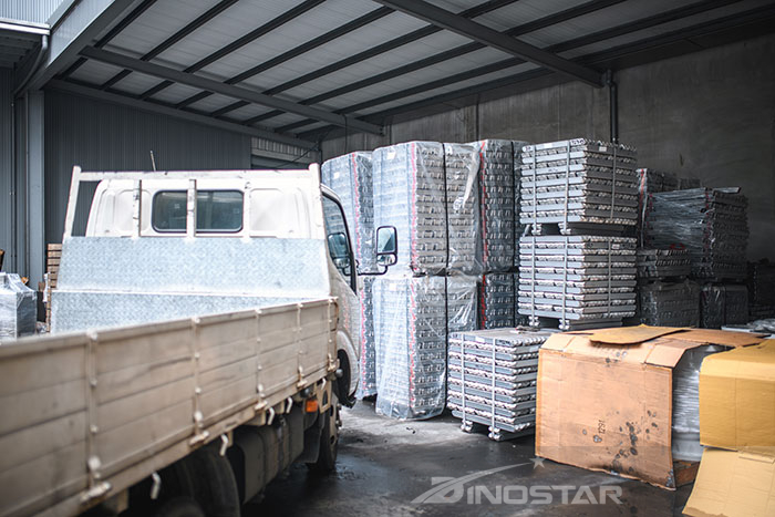 Nhôm chưa gia công là một trong những kim loại nhẹ nhất,